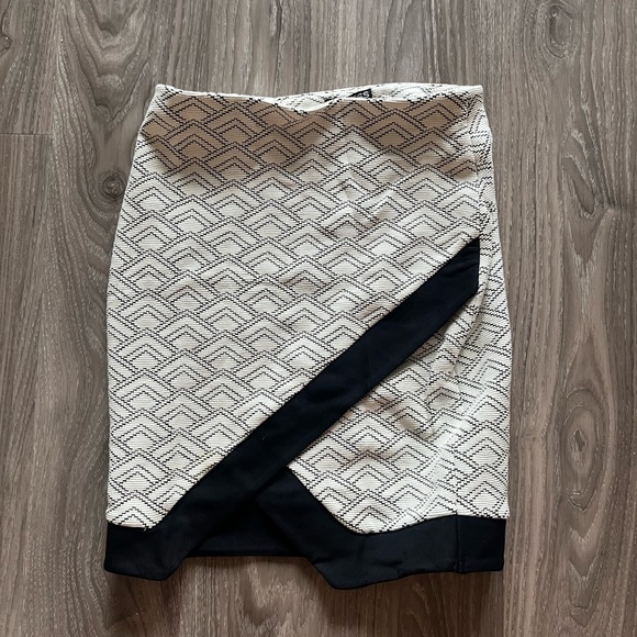 🚫SOLD🚫NWT Women’s Express Patterned Pencil Skirt - Picture 1 of 6
